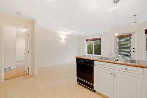 112-1330 Ridgeway Drive, Kelowna, BC - Indoor Photo Showing Kitchen