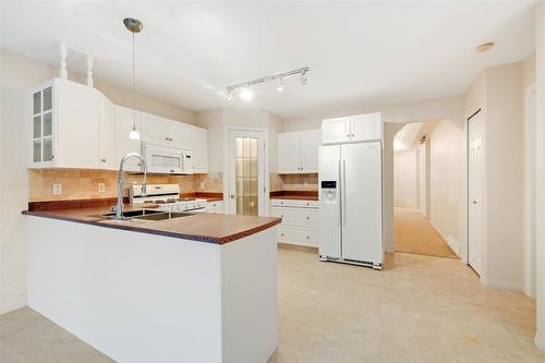 112-1330 Ridgeway Drive, Kelowna, BC - Indoor Photo Showing Kitchen