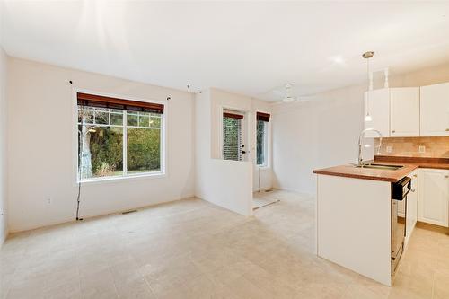 112-1330 Ridgeway Drive, Kelowna, BC - Indoor Photo Showing Kitchen