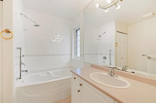 112-1330 Ridgeway Drive, Kelowna, BC - Indoor Photo Showing Bathroom