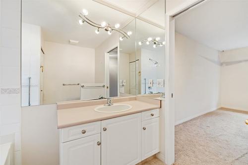 112-1330 Ridgeway Drive, Kelowna, BC - Indoor Photo Showing Bathroom