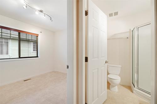 112-1330 Ridgeway Drive, Kelowna, BC - Indoor Photo Showing Bathroom