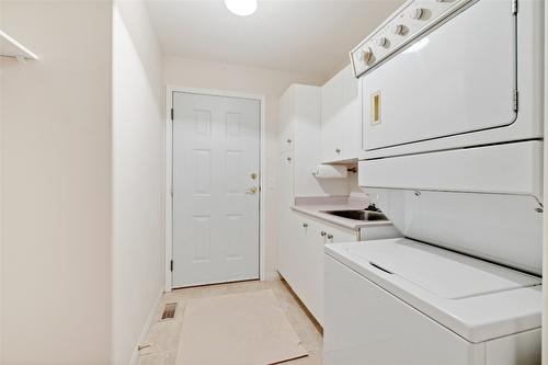 112-1330 Ridgeway Drive, Kelowna, BC - Indoor Photo Showing Laundry Room