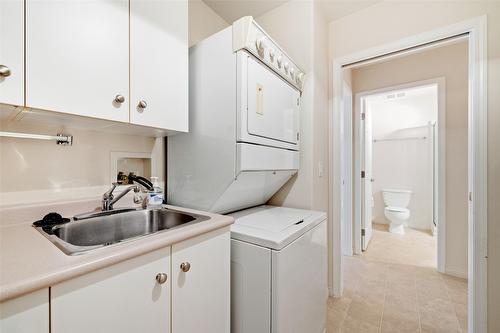 112-1330 Ridgeway Drive, Kelowna, BC - Indoor Photo Showing Laundry Room