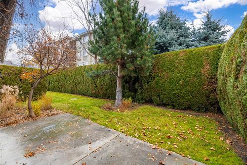 112-1330 Ridgeway Drive, Kelowna, BC - Outdoor