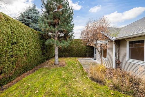 112-1330 Ridgeway Drive, Kelowna, BC - Outdoor