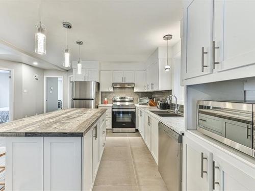 Kitchen - 2070 Rue Wilfrid, Val-David, QC - Indoor Photo Showing Kitchen With Double Sink With Upgraded Kitchen