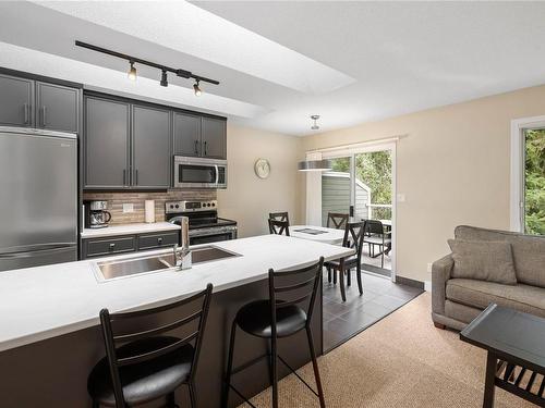 76-1135 Resort Dr, Parksville, BC - Indoor Photo Showing Kitchen With Double Sink