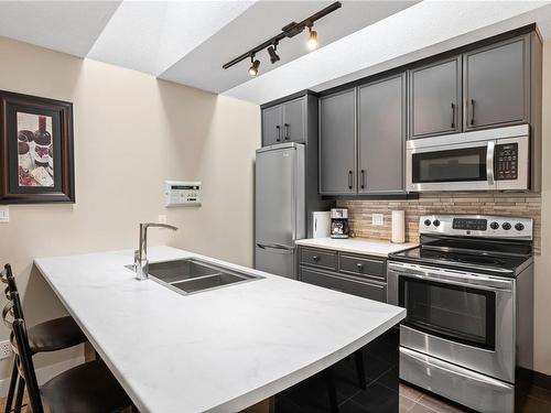 76-1135 Resort Dr, Parksville, BC - Indoor Photo Showing Kitchen With Double Sink