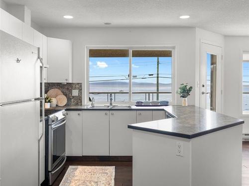 103-3156 Island Hwy West, Qualicum Beach, BC - Indoor Photo Showing Kitchen With Double Sink