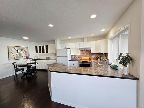 103-3156 Island Hwy West, Qualicum Beach, BC - Indoor Photo Showing Kitchen With Double Sink