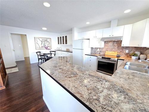 103-3156 Island Hwy West, Qualicum Beach, BC - Indoor Photo Showing Kitchen With Double Sink With Upgraded Kitchen