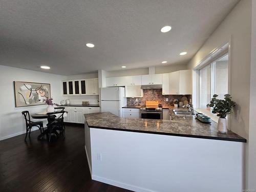 103-3156 Island Hwy West, Qualicum Beach, BC - Indoor Photo Showing Kitchen With Double Sink