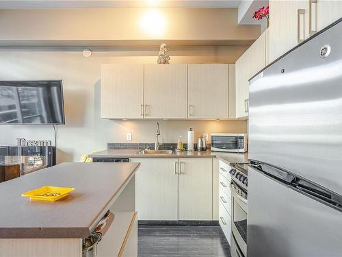 203-1121 Fort St, Victoria, BC - Indoor Photo Showing Kitchen