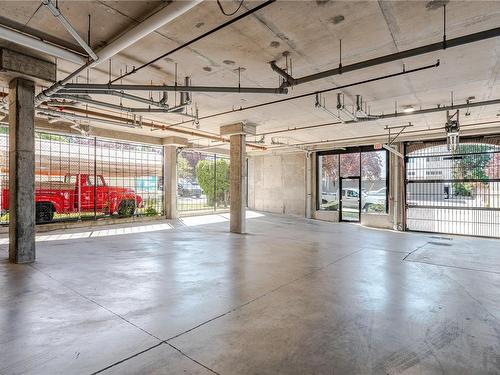 203-1121 Fort St, Victoria, BC - Indoor Photo Showing Garage