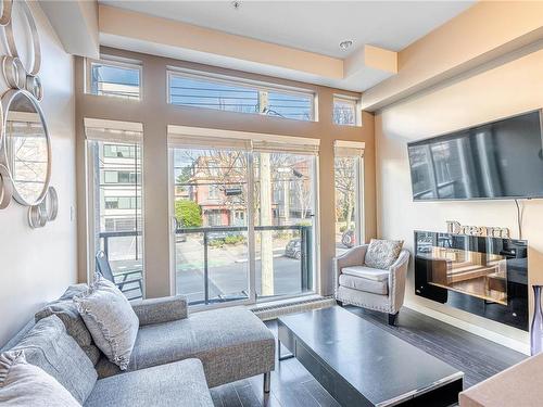 203-1121 Fort St, Victoria, BC - Indoor Photo Showing Living Room