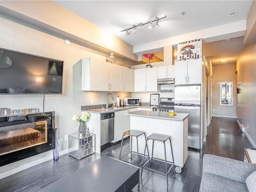 203-1121 Fort St, Victoria, BC - Indoor Photo Showing Kitchen