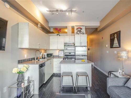 203-1121 Fort St, Victoria, BC - Indoor Photo Showing Kitchen