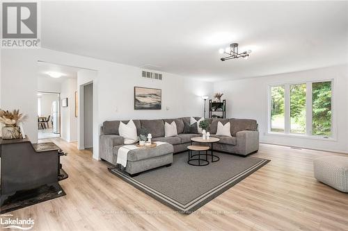 1324 Carroll Road, Dysart Et Al, ON - Indoor Photo Showing Living Room