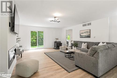 1324 Carroll Road, Dysart Et Al, ON - Indoor Photo Showing Living Room