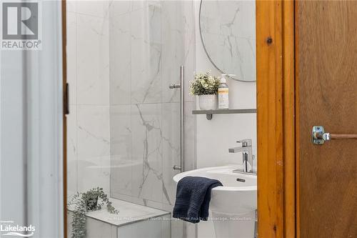 1324 Carroll Road, Dysart Et Al, ON - Indoor Photo Showing Bathroom