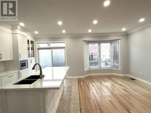 5468 Fudge Terrace, Mississauga, ON - Indoor Photo Showing Kitchen With Double Sink