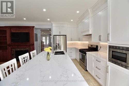 5468 Fudge Terrace, Mississauga, ON - Indoor Photo Showing Kitchen With Stainless Steel Kitchen With Upgraded Kitchen