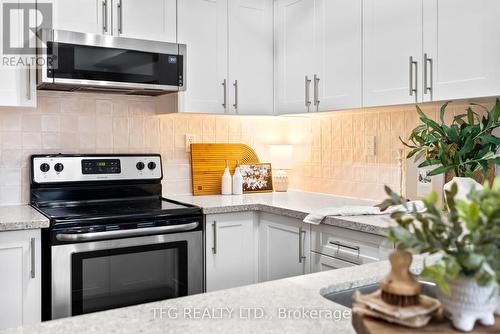 12 Ken Bromley Lane, Clarington (Bowmanville), ON - Indoor Photo Showing Kitchen With Upgraded Kitchen