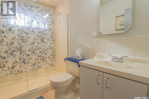 2325 Clarence Avenue S, Saskatoon, SK - Indoor Photo Showing Bathroom