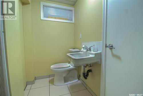 2325 Clarence Avenue S, Saskatoon, SK - Indoor Photo Showing Bathroom