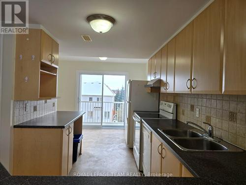 B - 592 Chapman Mills Drive, Ottawa, ON - Indoor Photo Showing Kitchen With Double Sink