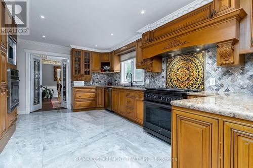 28 Stonegate Drive, Hamilton, ON - Indoor Photo Showing Kitchen