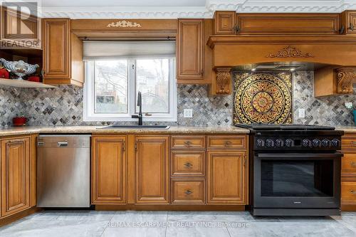 28 Stonegate Drive, Hamilton, ON - Indoor Photo Showing Kitchen