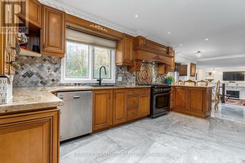 28 Stonegate Drive, Hamilton, ON - Indoor Photo Showing Kitchen