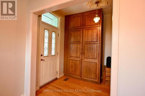 27 Meadow Street, Whitewater Region, ON - Indoor Photo Showing Other Room