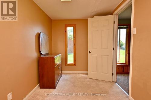 27 Meadow Street, Whitewater Region, ON - Indoor Photo Showing Other Room