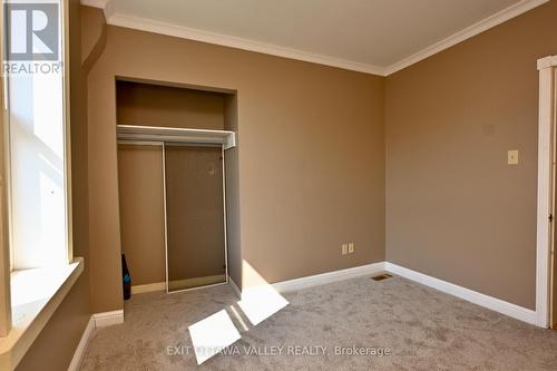 27 Meadow Street, Whitewater Region, ON - Indoor Photo Showing Other Room