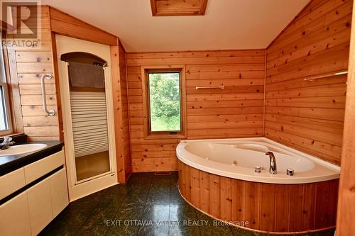 27 Meadow Street, Whitewater Region, ON - Indoor Photo Showing Bathroom