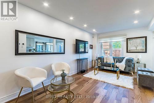 6973 Lisanne Court, Mississauga, ON - Indoor Photo Showing Living Room