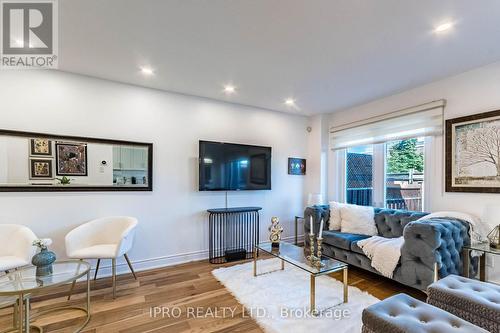 6973 Lisanne Court, Mississauga, ON - Indoor Photo Showing Living Room