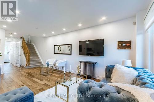 6973 Lisanne Court, Mississauga, ON - Indoor Photo Showing Living Room