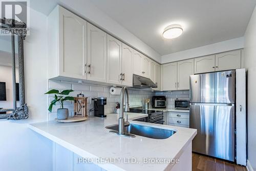 6973 Lisanne Court, Mississauga, ON - Indoor Photo Showing Kitchen