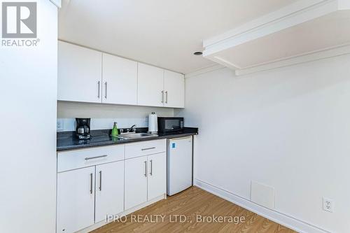 6973 Lisanne Court, Mississauga, ON - Indoor Photo Showing Kitchen