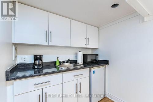 6973 Lisanne Court, Mississauga, ON - Indoor Photo Showing Kitchen