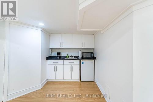 6973 Lisanne Court, Mississauga, ON - Indoor Photo Showing Kitchen