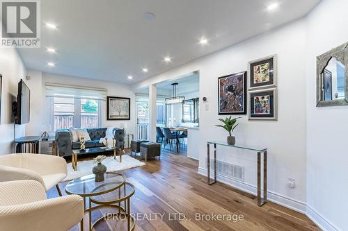 6973 Lisanne Court, Mississauga, ON - Indoor Photo Showing Living Room