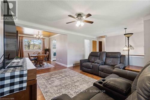 883 Ridge Rd N Road, Fort Erie (335 - Ridgeway), ON - Indoor Photo Showing Living Room