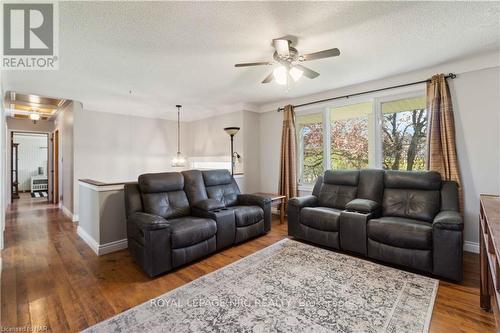 883 Ridge Rd N Road, Fort Erie (335 - Ridgeway), ON - Indoor Photo Showing Living Room