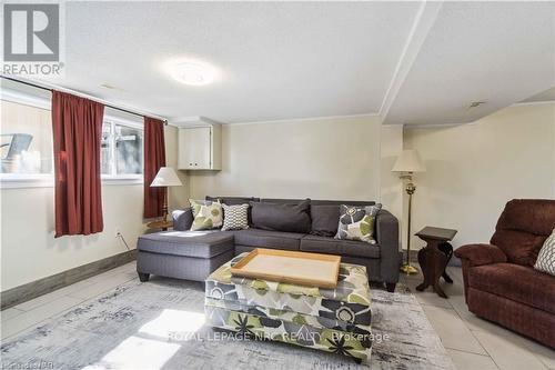 883 Ridge Rd N Road, Fort Erie (335 - Ridgeway), ON - Indoor Photo Showing Living Room