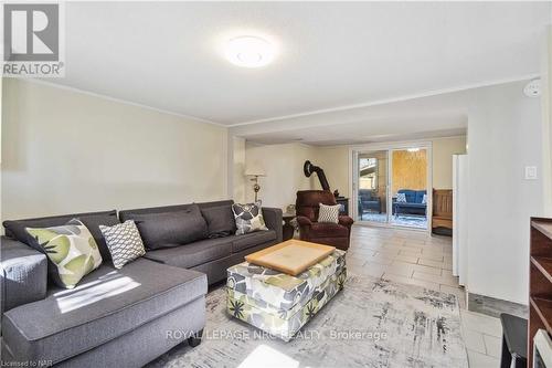 883 Ridge Rd N Road, Fort Erie (335 - Ridgeway), ON - Indoor Photo Showing Living Room